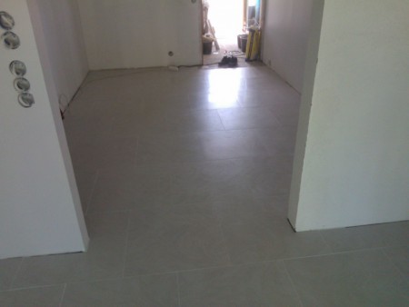 Eteisen laatoituksia Harvialanrantatiellä